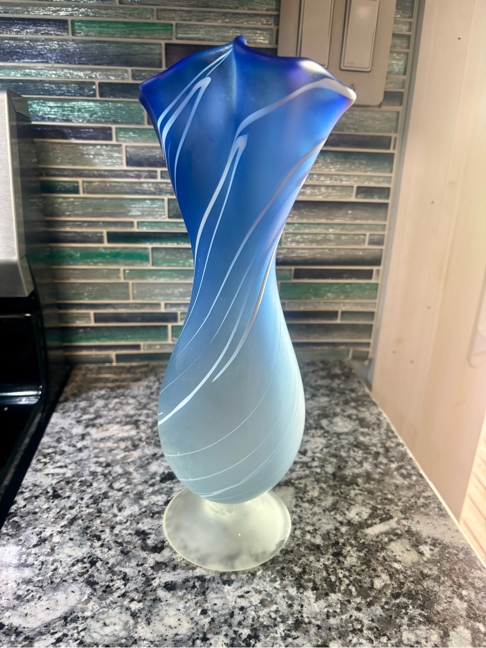 Mid-century Murano hand blown blue & white ruffle top vase - Picture 4 of 12